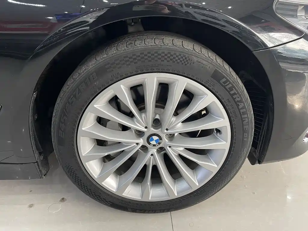 BMW 5 Series 2019 — фото 16