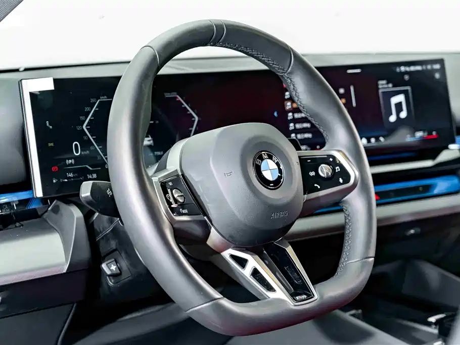 BMW 5 Series 2025 — фото 11