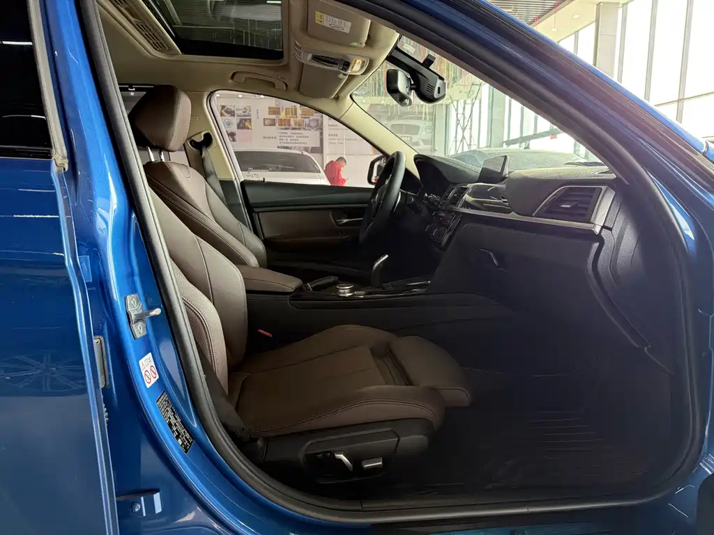 BMW 3 Series 2018 — фото 14