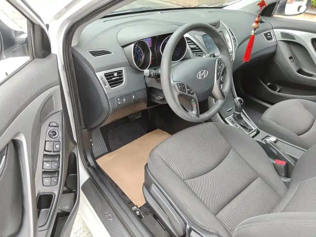 Hyundai Elantra 2016 — фото 11