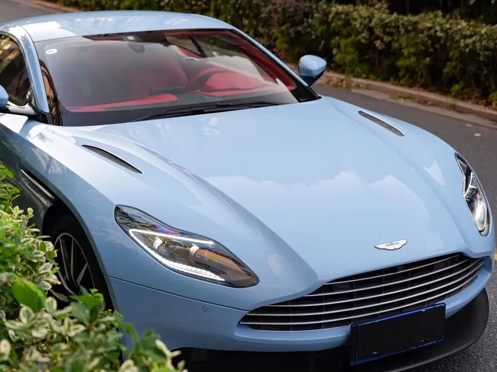 Aston Martin DB11 2021 — фото 2