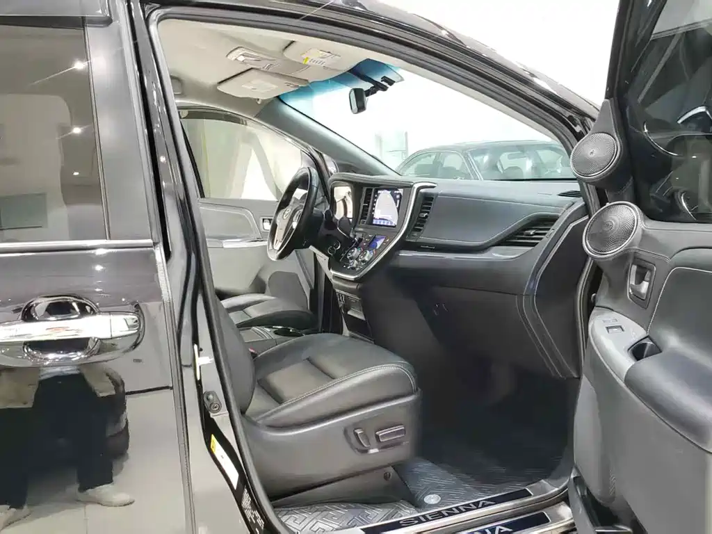 Toyota Sienna 2016 — фото 6