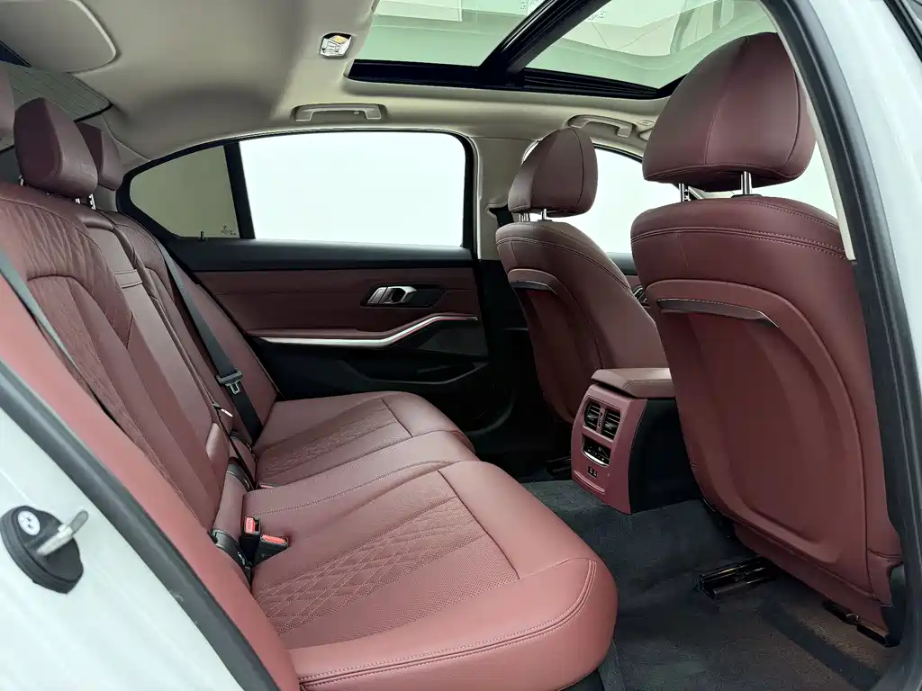 BMW 3 Series 2025 — фото 15