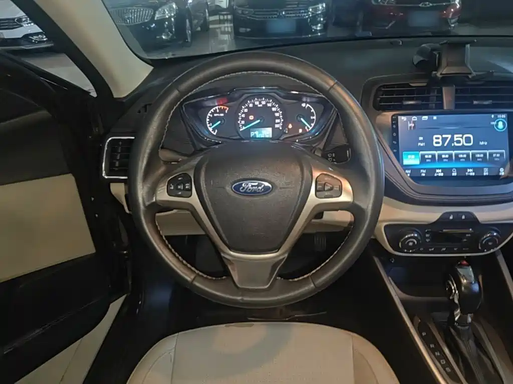 Ford Escort 2015 — фото 11