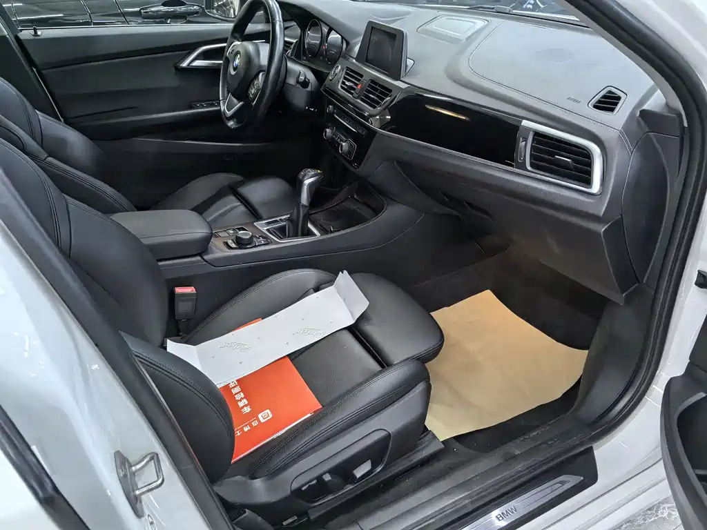 BMW 1 Series 2019 — фото 12