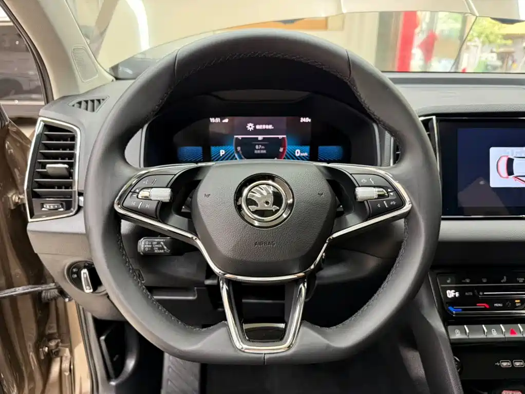 Skoda Karoq 2023 — фото 11
