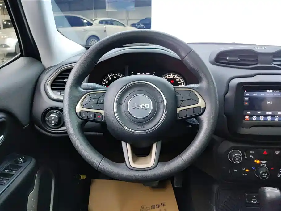 Jeep Renegade 2018 — фото 15