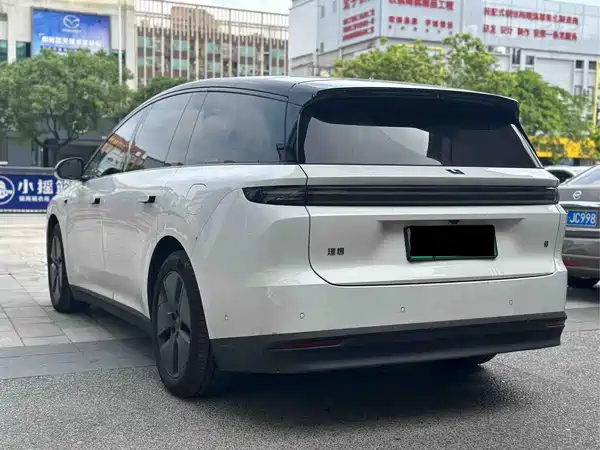 Li Auto i8 2025