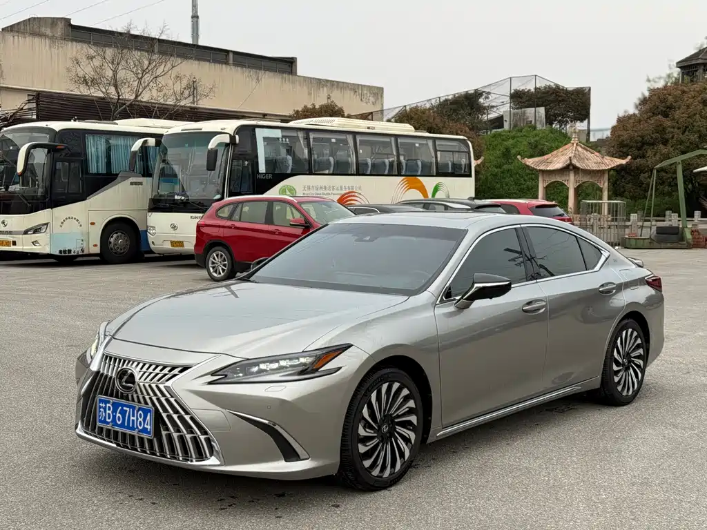 Lexus ES 2023 — фото 1