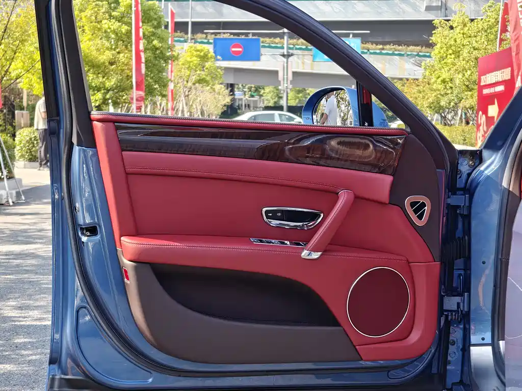 Bentley Flying Spur 2018 — фото 13