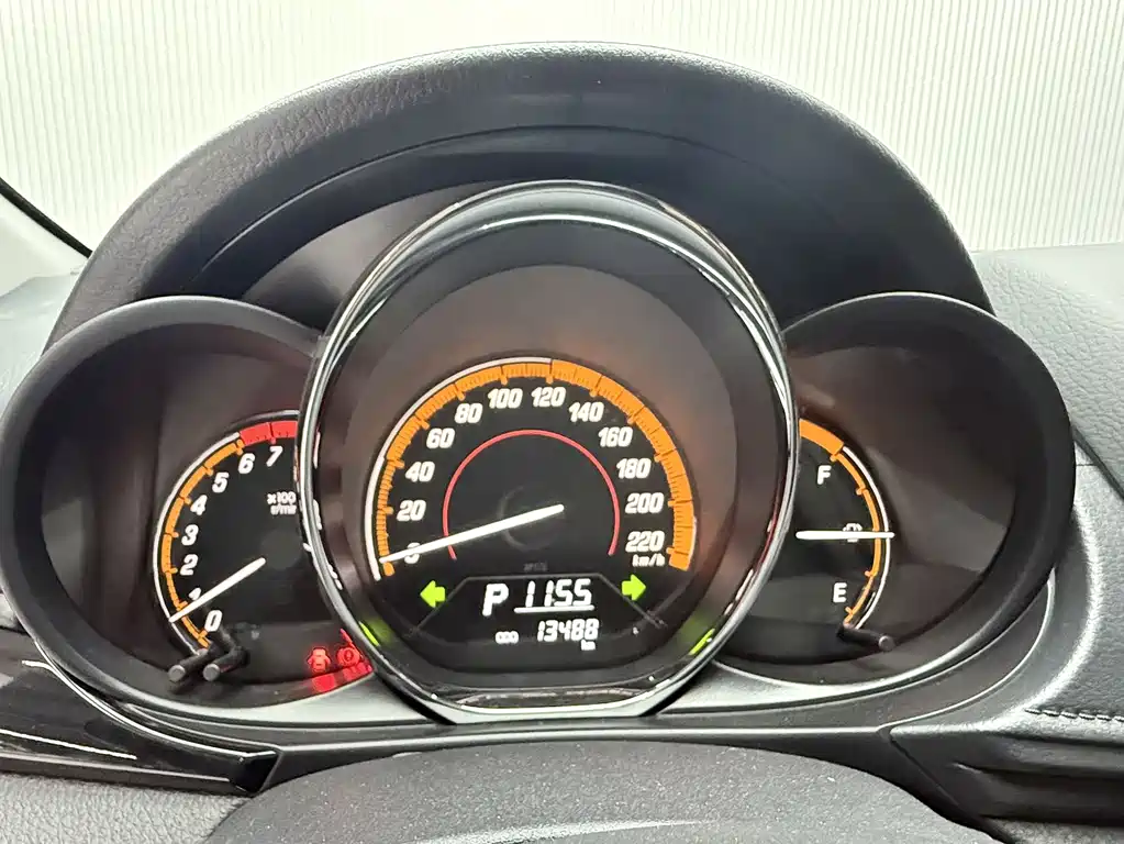 Toyota Yaris L 2023 — фото 13