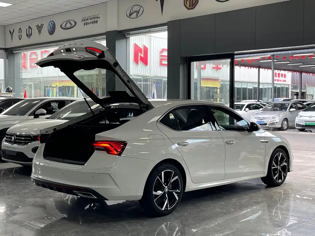 Skoda Octavia 2022 — фото 17
