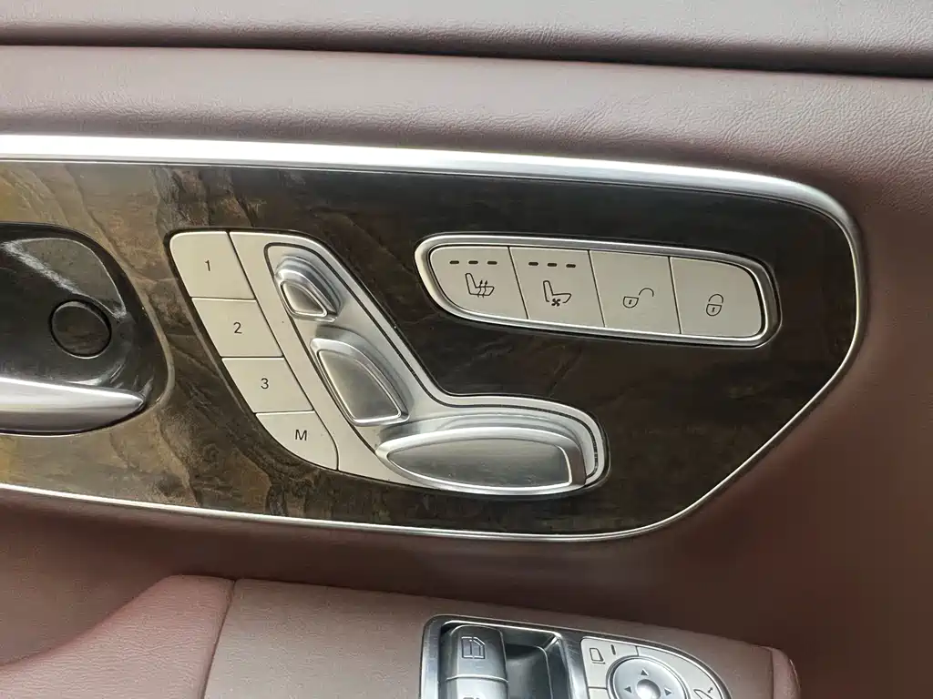 Mercedes-Benz V-Class 2020 — фото 18