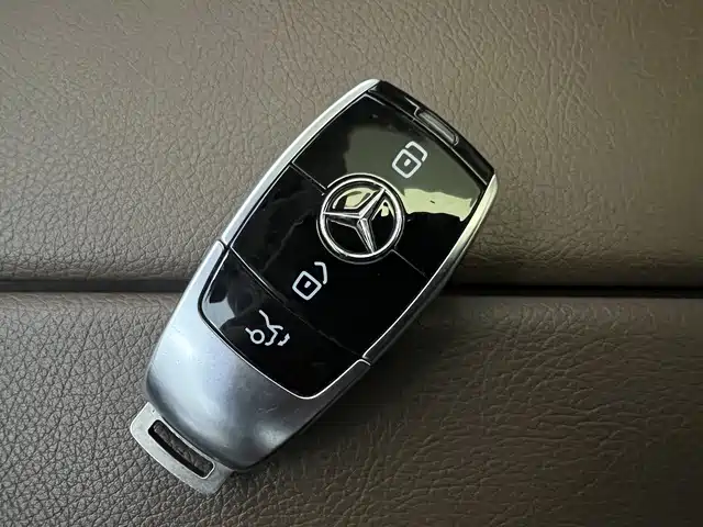Mercedes-Benz E-Class 2022 — фото 13
