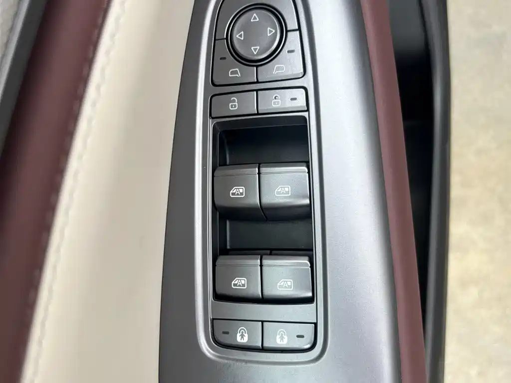 BYD Seal 07 DM-i 2025 — фото 10