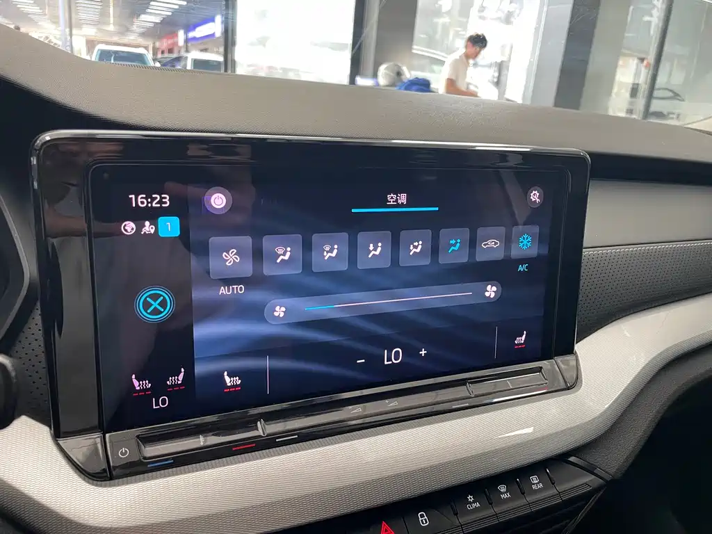 Skoda Octavia 2022 — фото 14
