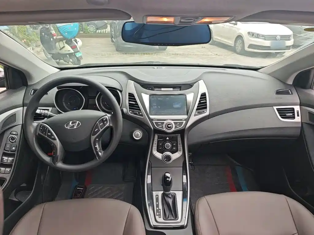 Hyundai Elantra 2016 — фото 10