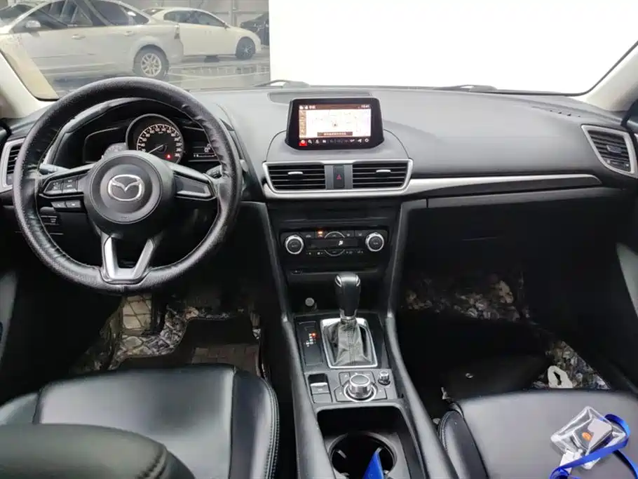 Mazda 3 Axela 2018 — фото 12