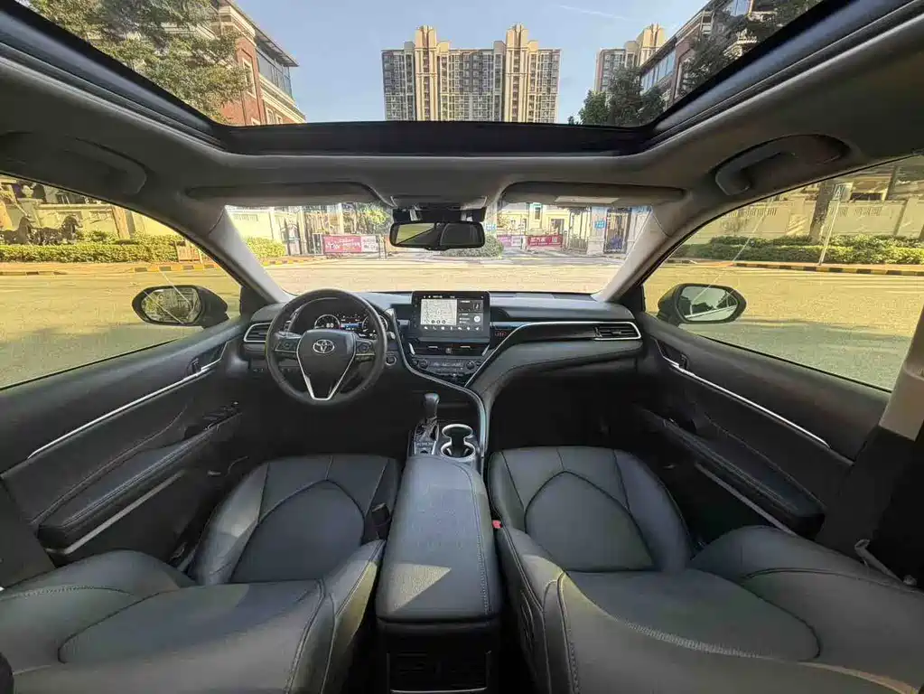 Toyota Camry 2023 — фото 11