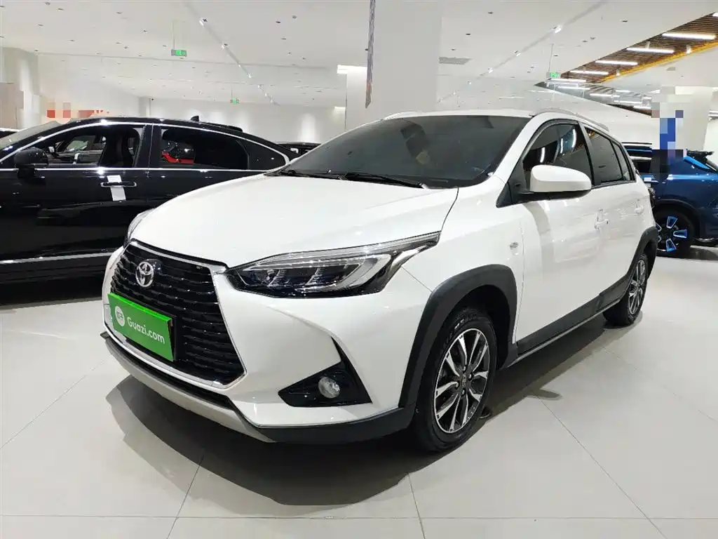 Toyota Yaris L 2022 — фото 1