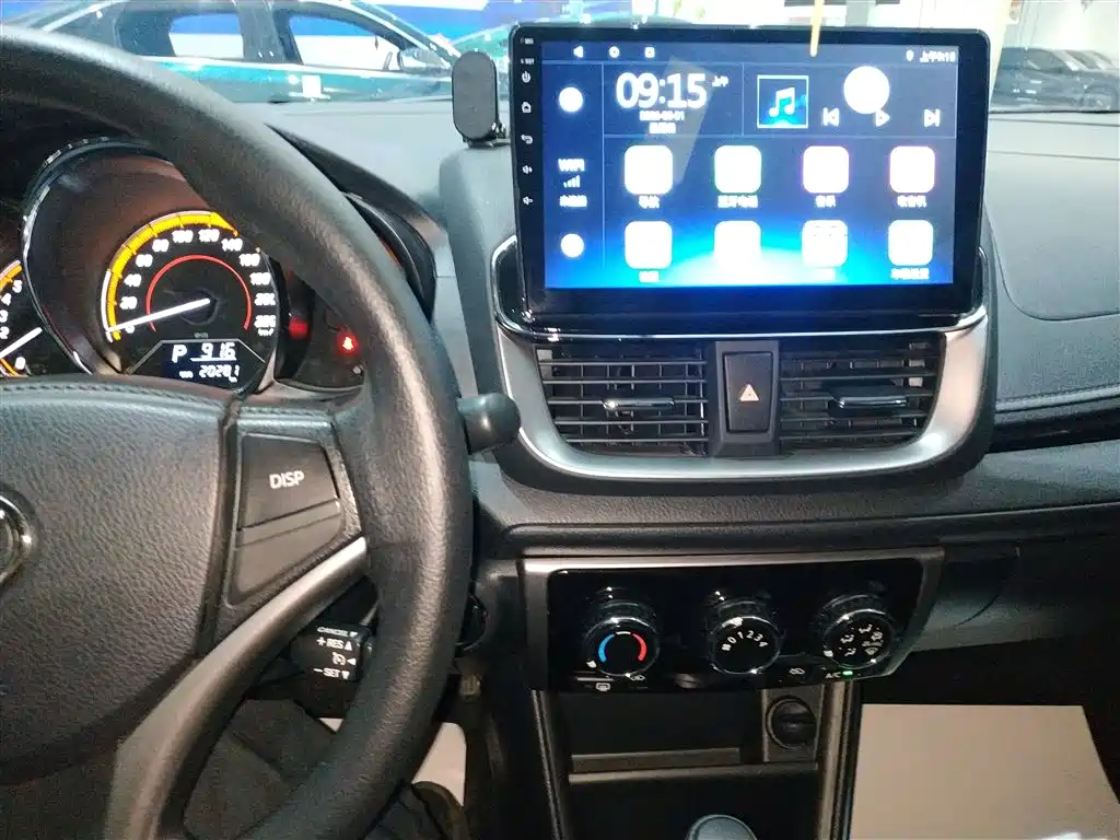 Toyota Yaris L 2022 — фото 13