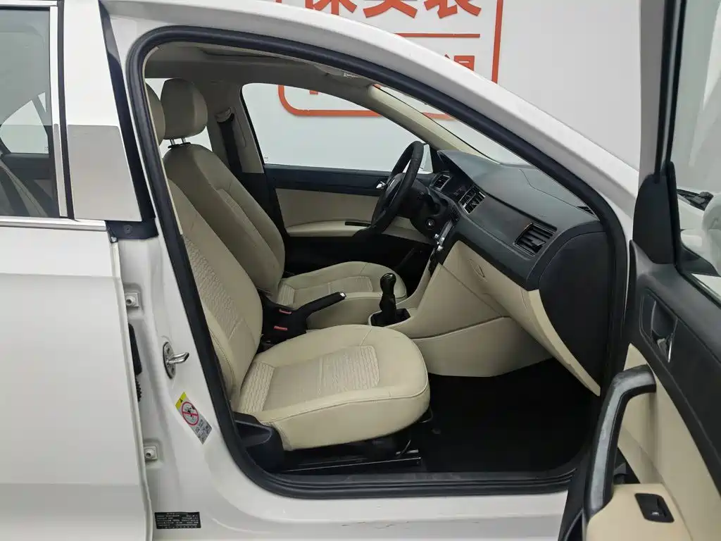 Skoda Rapid 2015 — фото 23
