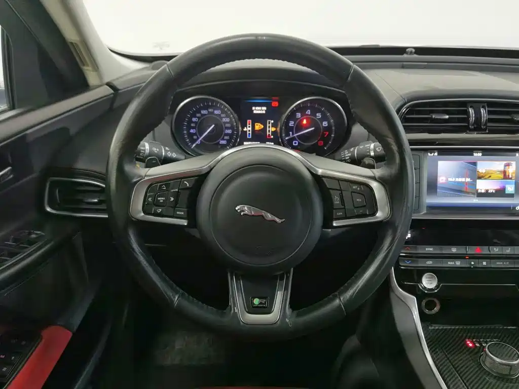 Jaguar XE 2016 — фото 11
