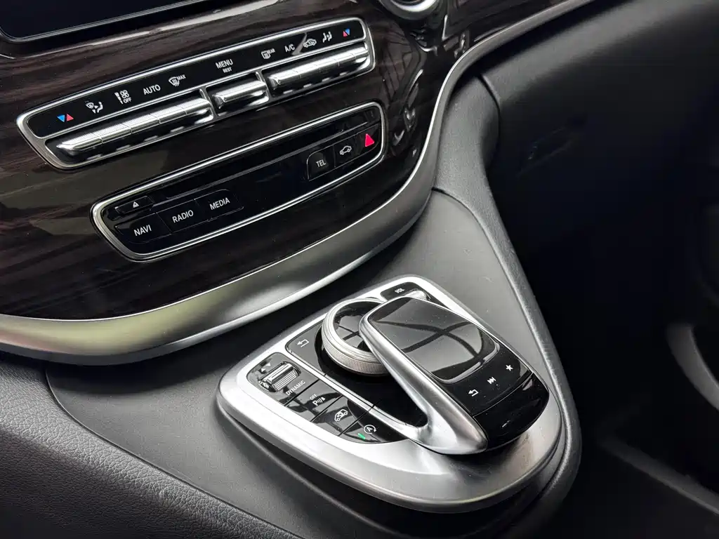 Mercedes-Benz V-Class 2020 — фото 15