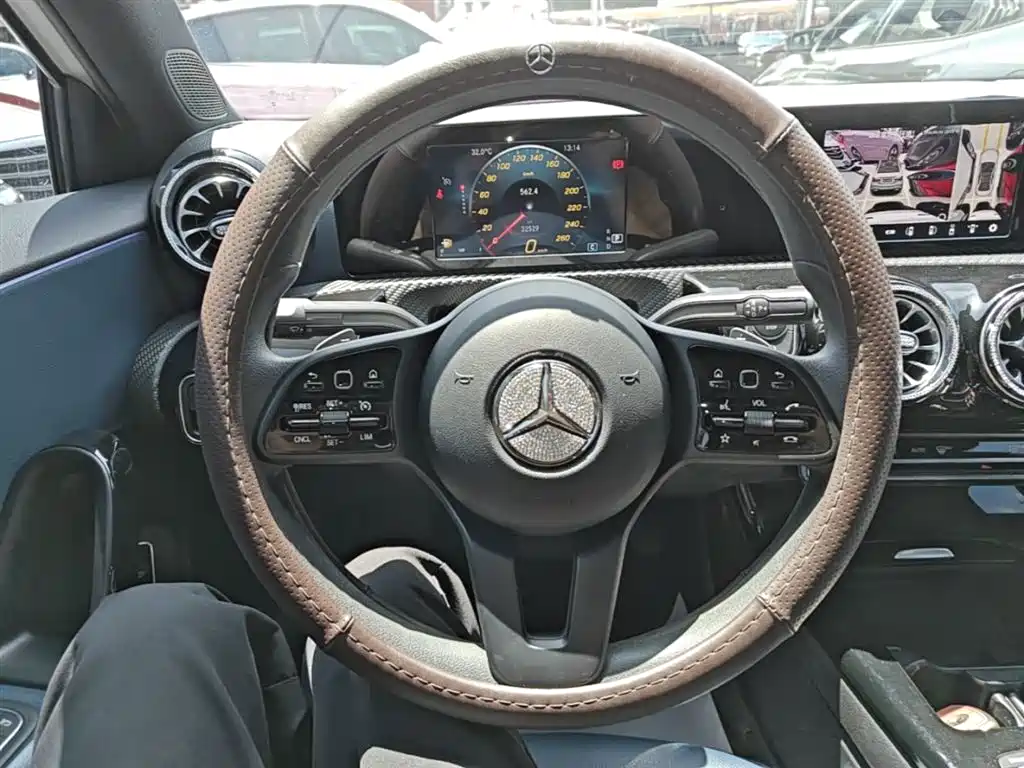 Mercedes-Benz A-Class 2022 — фото 11