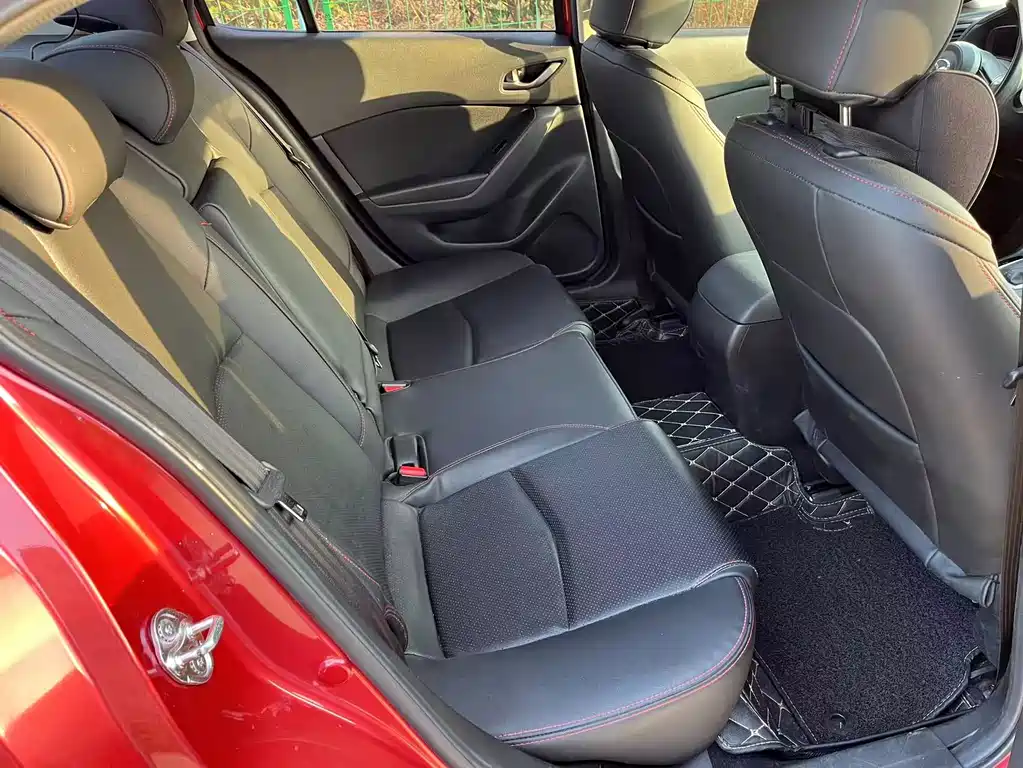 Mazda 3 Axela 2018 — фото 15