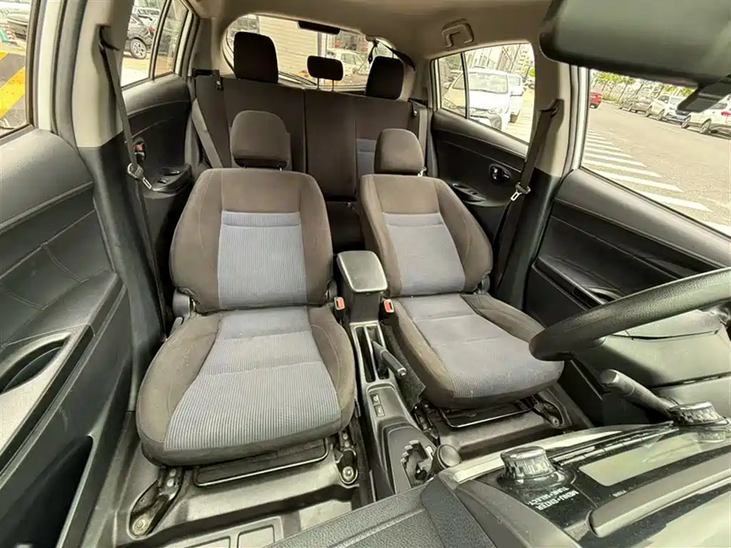 Toyota Yaris L 2017 — фото 10