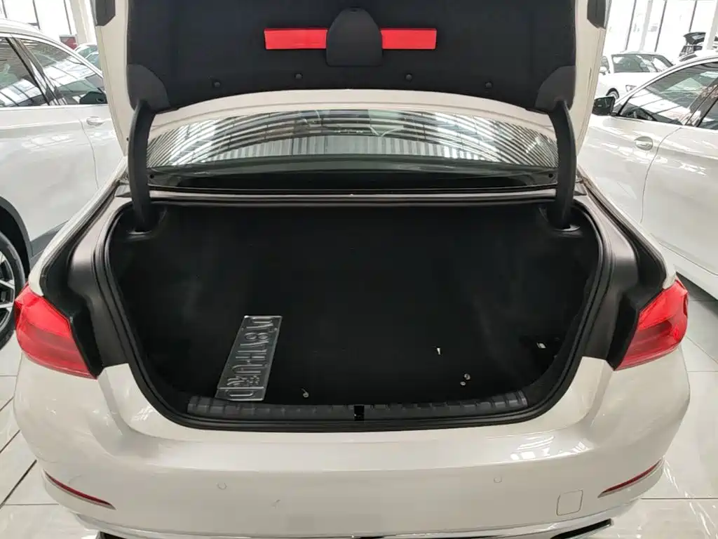BMW 5 Series 2019 — фото 15