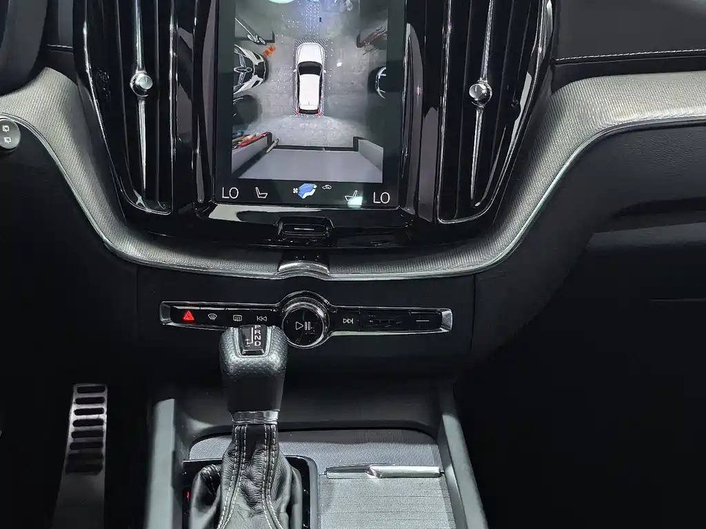 Volvo XC60 2018 — фото 12