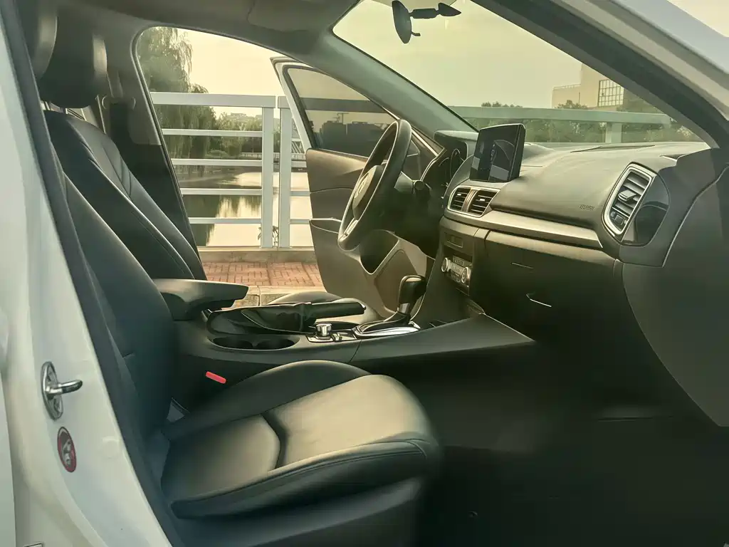 Mazda 3 Axela 2016 — фото 12