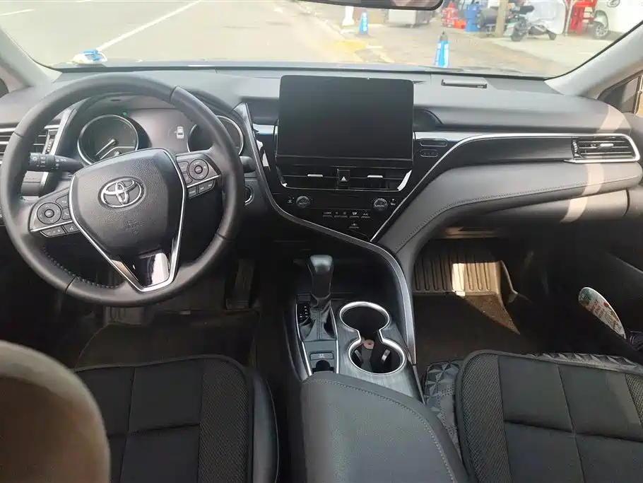 Toyota Camry 2023 — фото 12