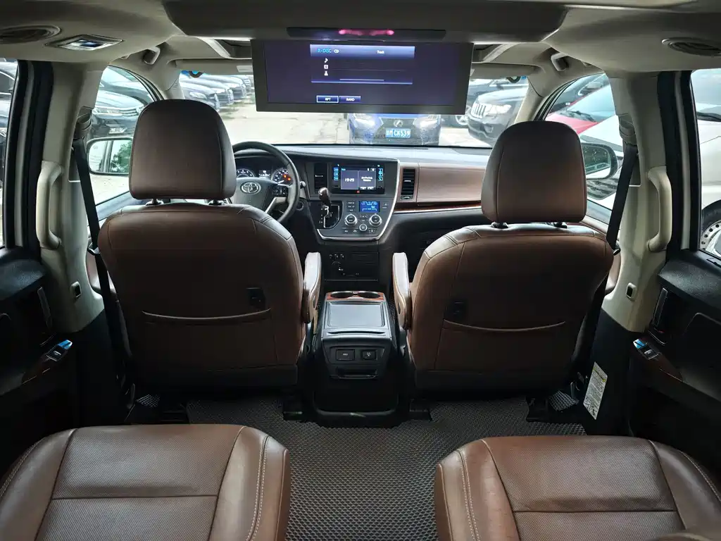Toyota Sienna 2017 — фото 18