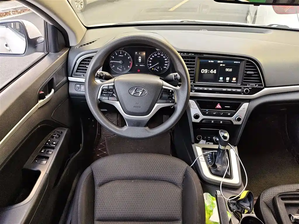 Hyundai Elantra 2017 — фото 3