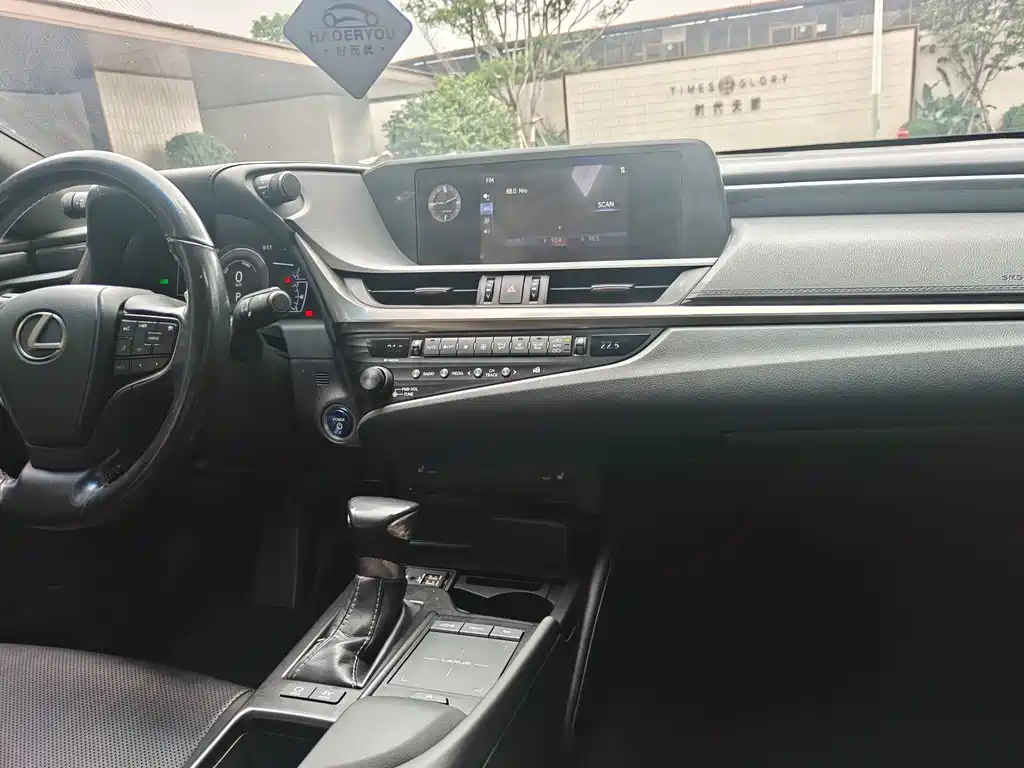 Lexus ES 2018 — фото 11