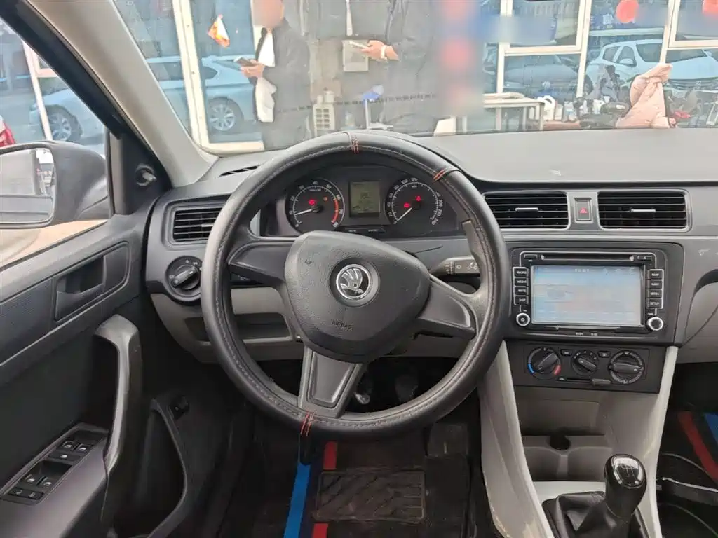 Skoda Rapid 2015 — фото 11