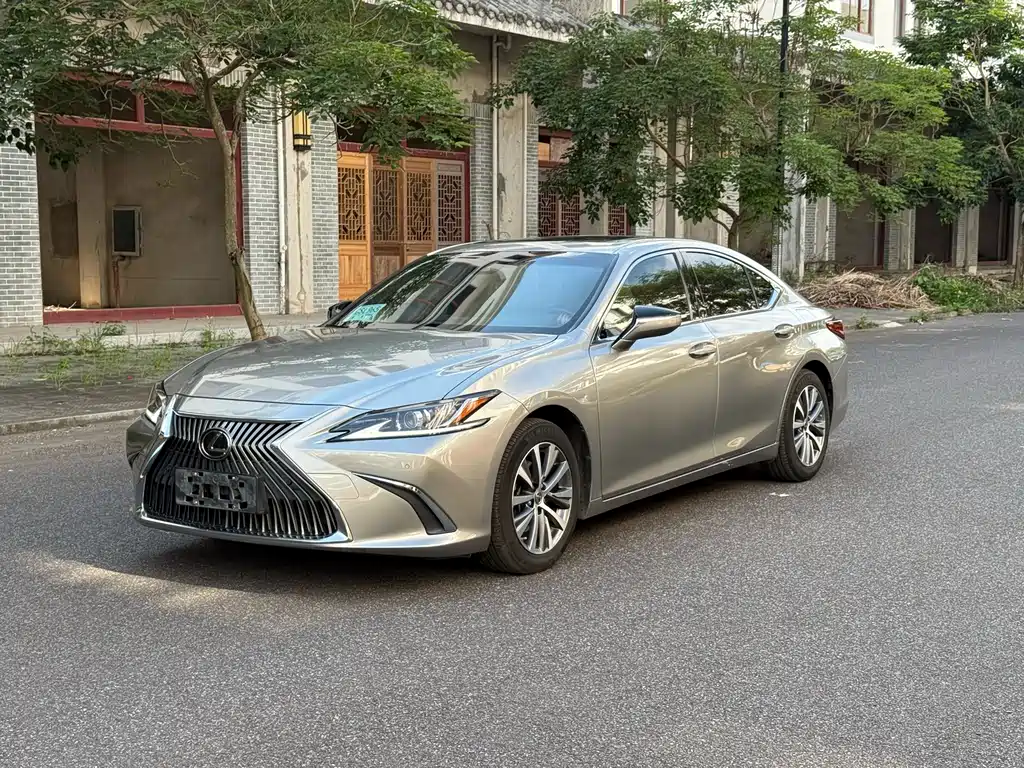 Lexus ES 2019 — фото 1