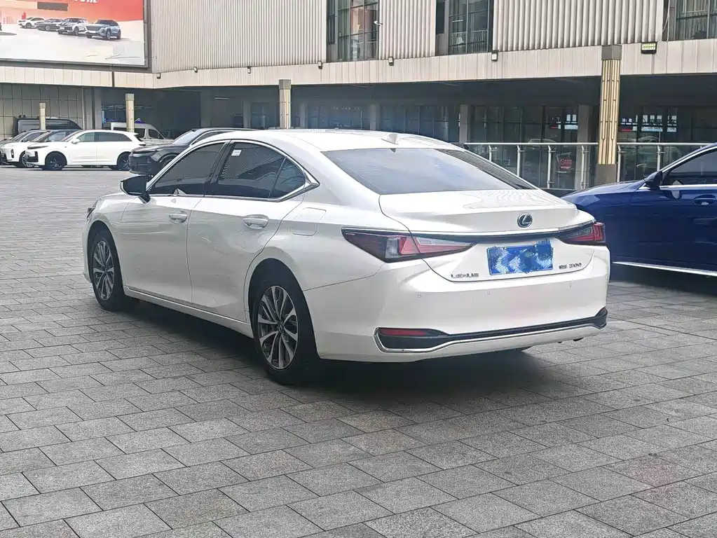 Lexus ES 2023