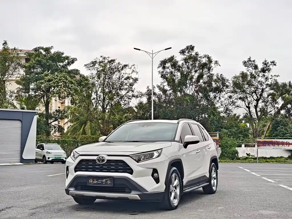 Toyota RAV4 2021 — фото 1