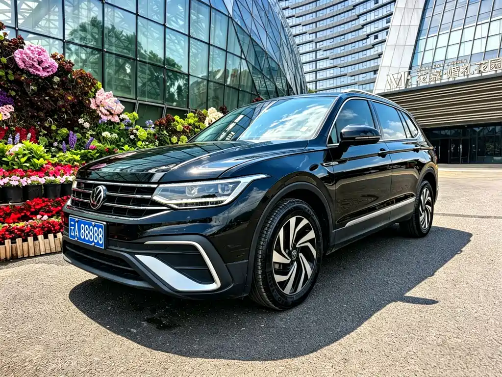 Volkswagen Tiguan L 2021 — фото 1
