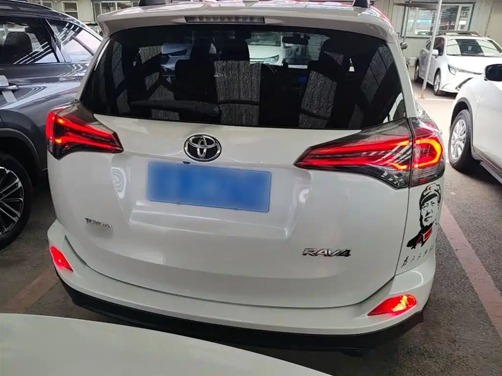 Toyota RAV4 2017 — фото 6
