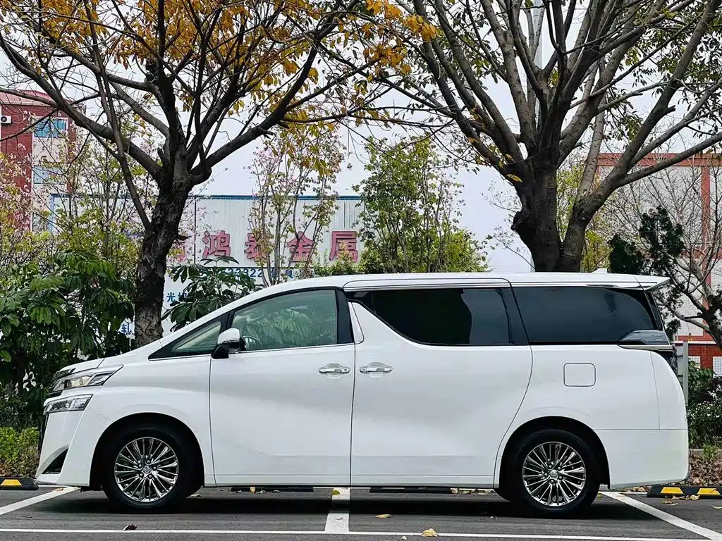 Toyota Vellfire 2023 — фото 11