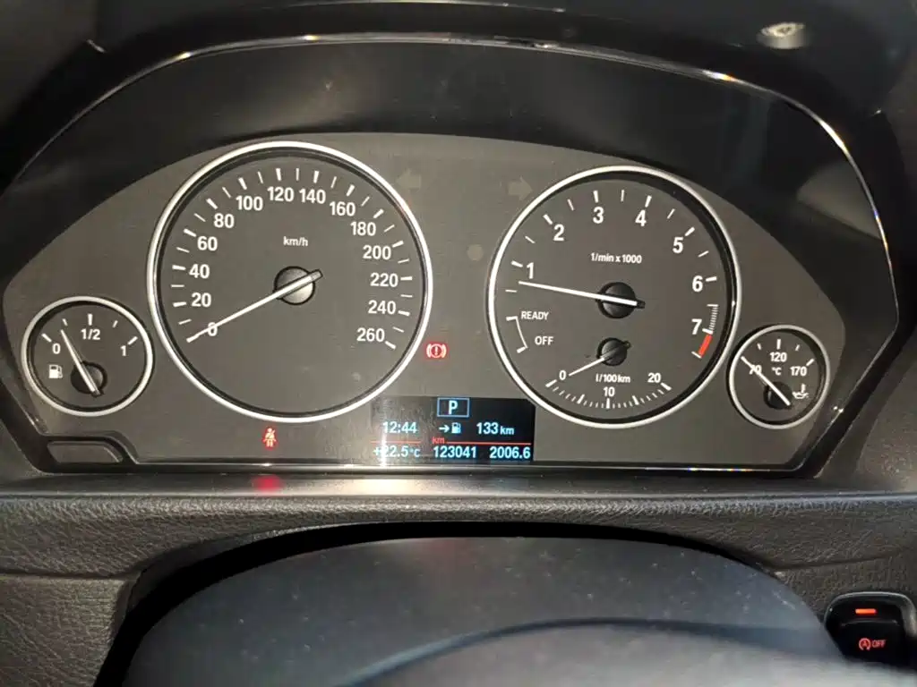 BMW 3 Series 2016 — фото 12