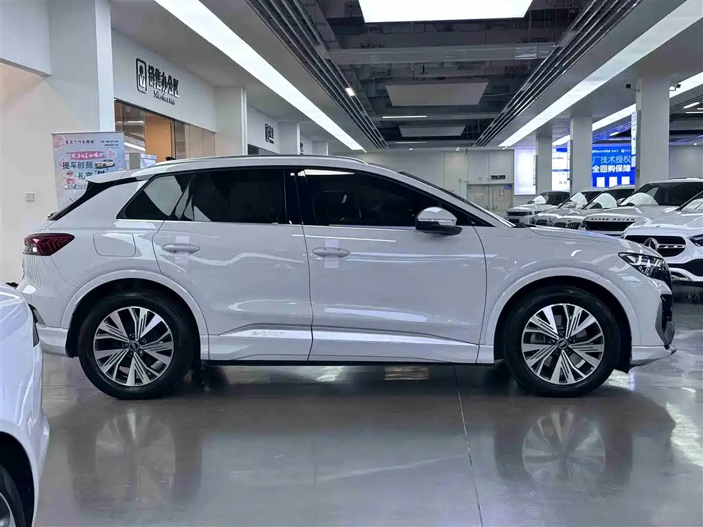 Audi Q4 e-tron 2023 — фото 12