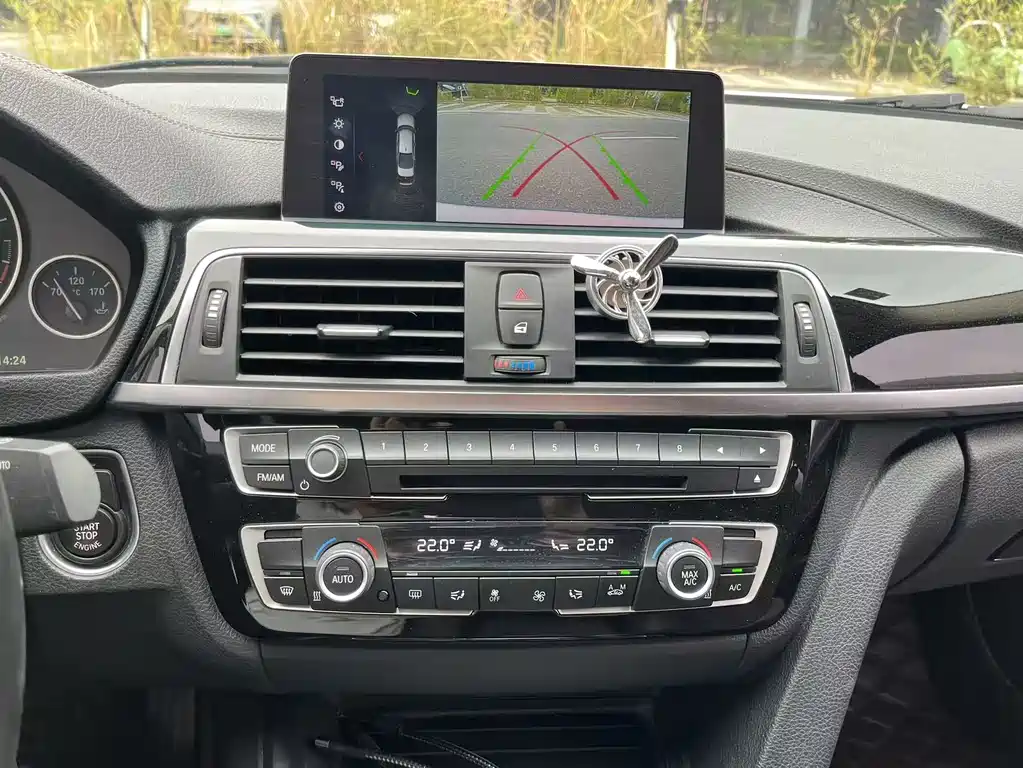 BMW 3 Series 2019 — фото 11