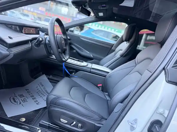 Xiaomi SU7 2024
