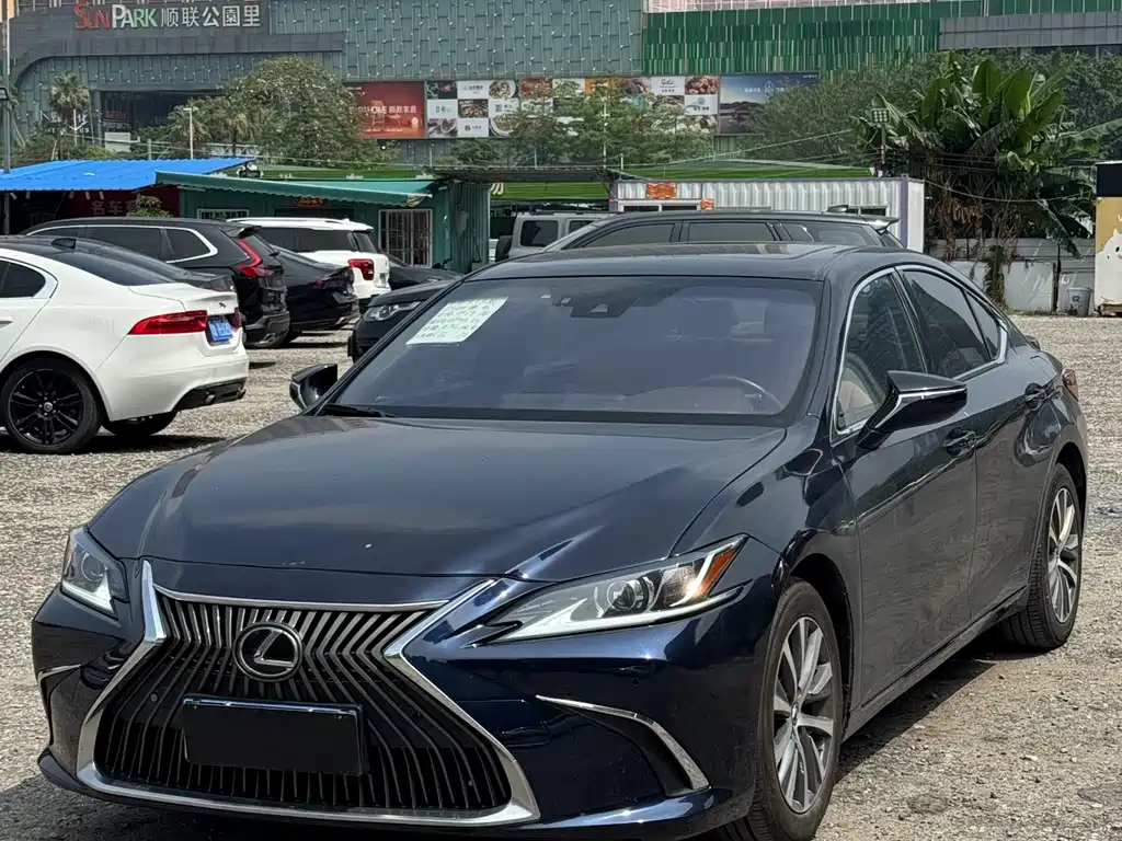 Lexus ES 2019 — фото 1
